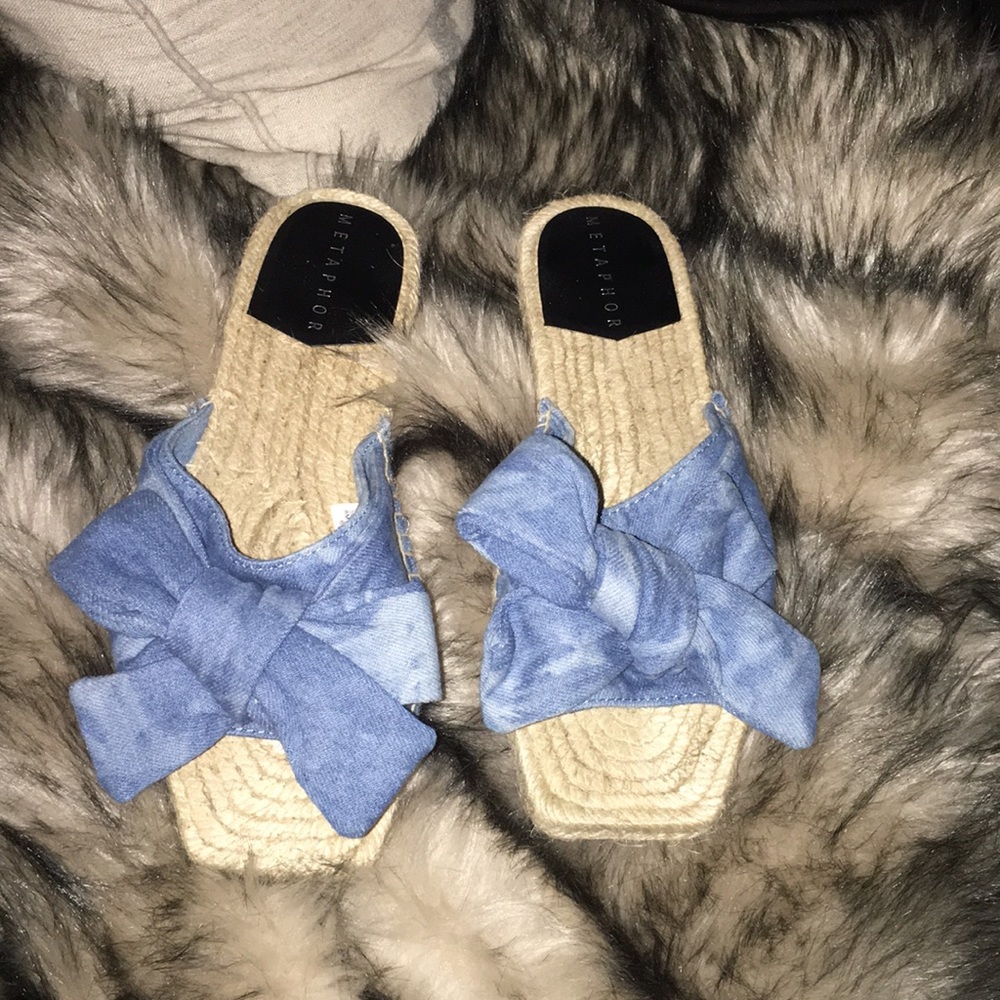 NEVER WORN. Metaphor sandals